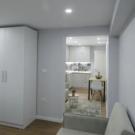 Arlis - Near North And South Terminal Apartment
