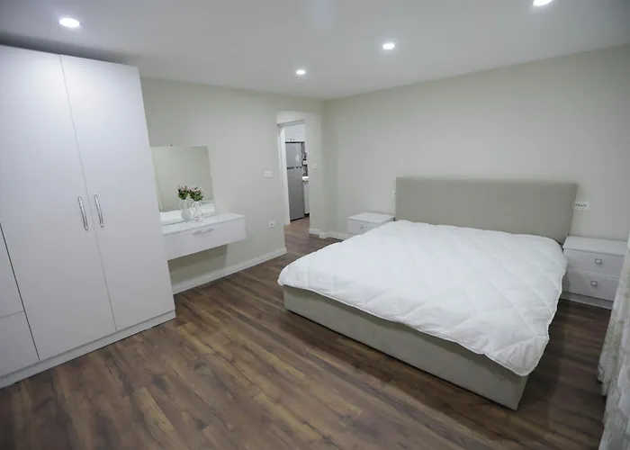 Arlis - Near North And South Terminal Appartamento Tirana