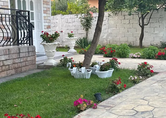 Arlis - Near North And South Terminal アパート